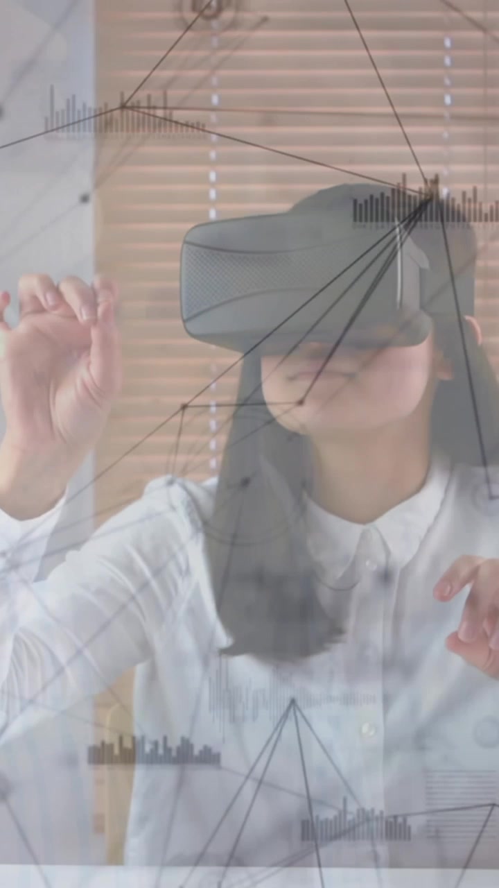 Animation af databehandling over forretningskvinde, der bruger VR-headset.