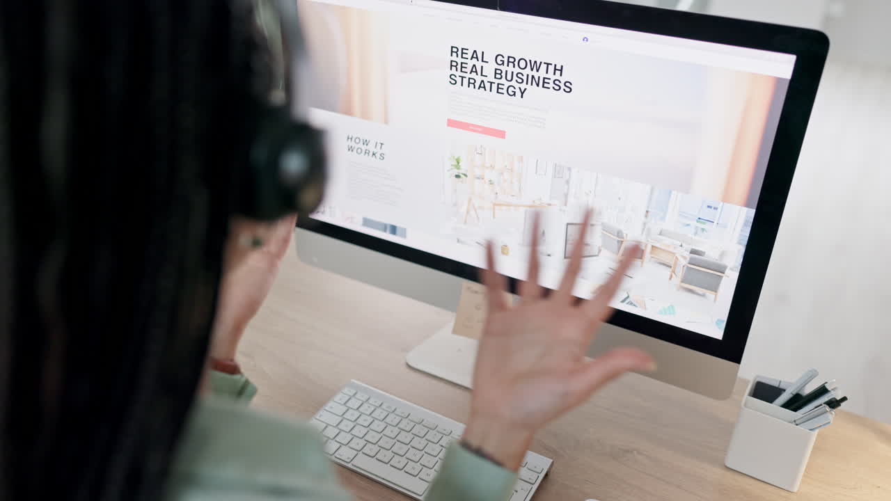 mujer, centro de llamadas y sitio web en el asesoramiento en línea