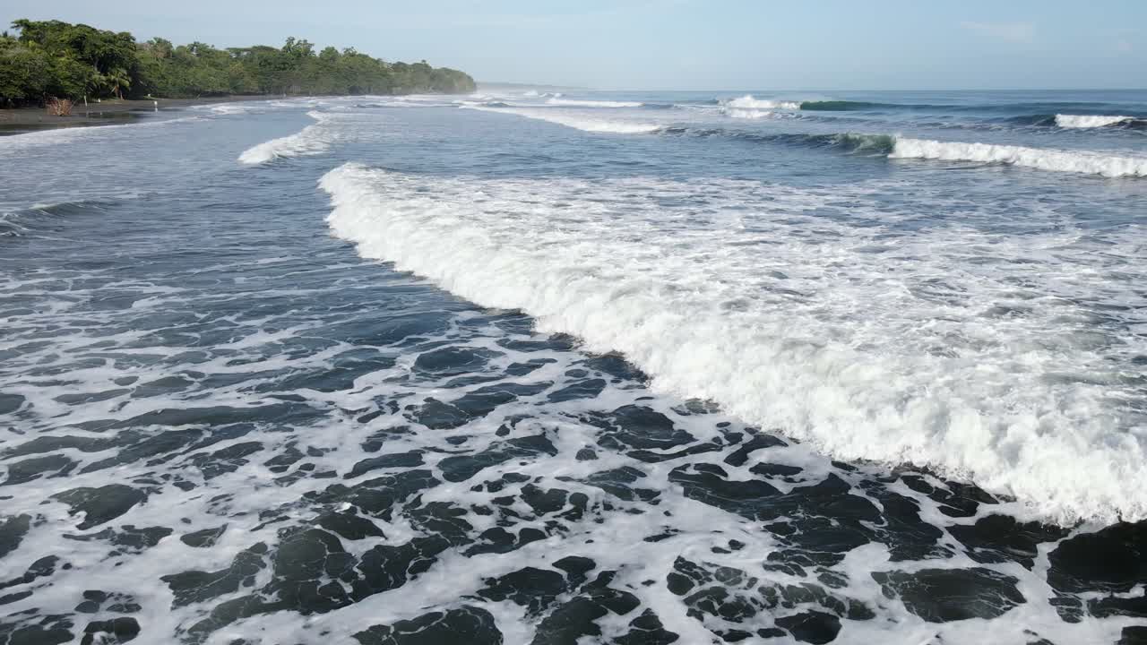La telecamera scivola su continue onde oceaniche