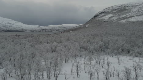 Paisaje-De-Montaña-Con-Lago,-Manta-Con-Nieve-Fresca