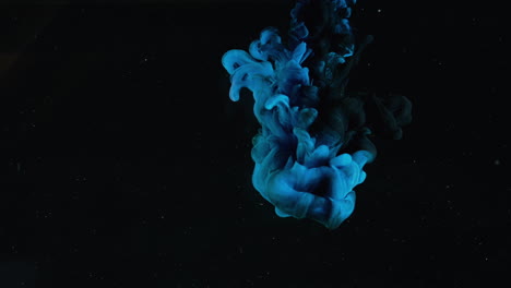 tinta abstracta girando en el agua