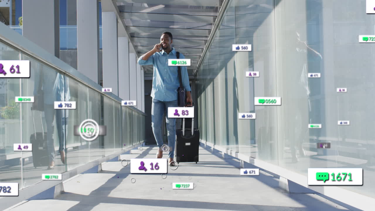 animación de barras de notificación, hombre afroamericano caminando con bolsa de tranvía y hablando por teléfono