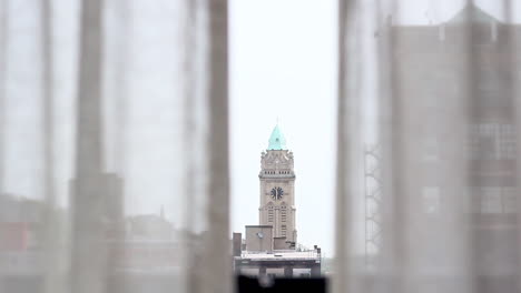 Blick-Durch-Die-Vorhänge-Auf-Eine-Kirche-In-Der-Innenstadt