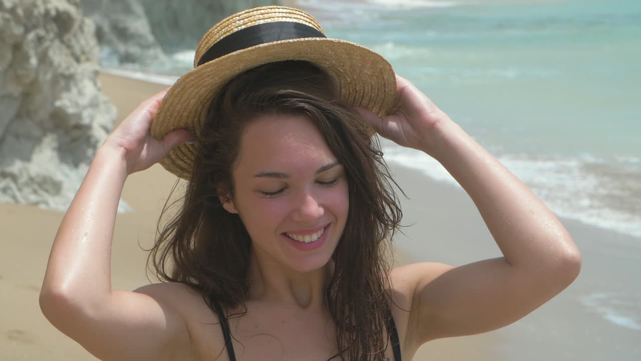 해변에서 웃는 젊은 여성