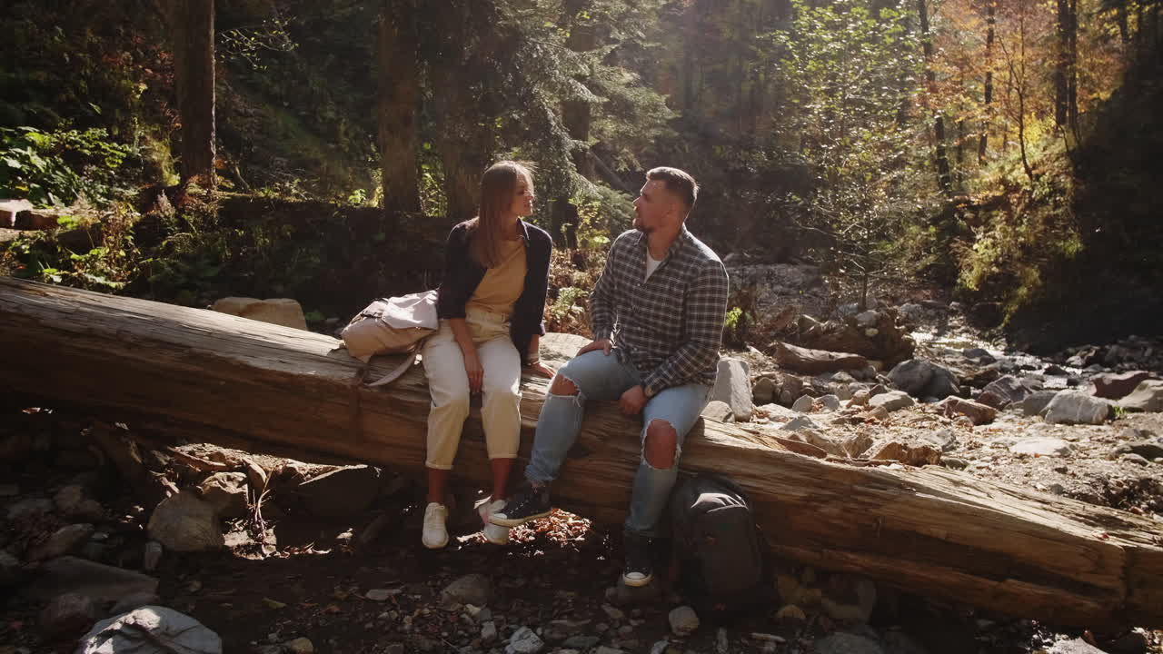 pareja de senderismo en el bosque de otoño