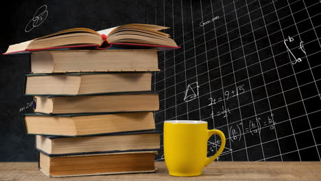 taza al lado de una pila de libros y ecuaciones matemáticas