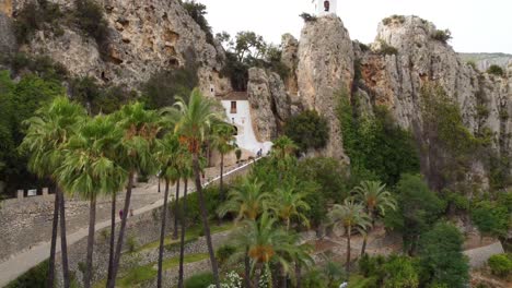 Beautiful-shot-of-nature-and-mountains-in-El-Castell-de-Guadalest,-Spain