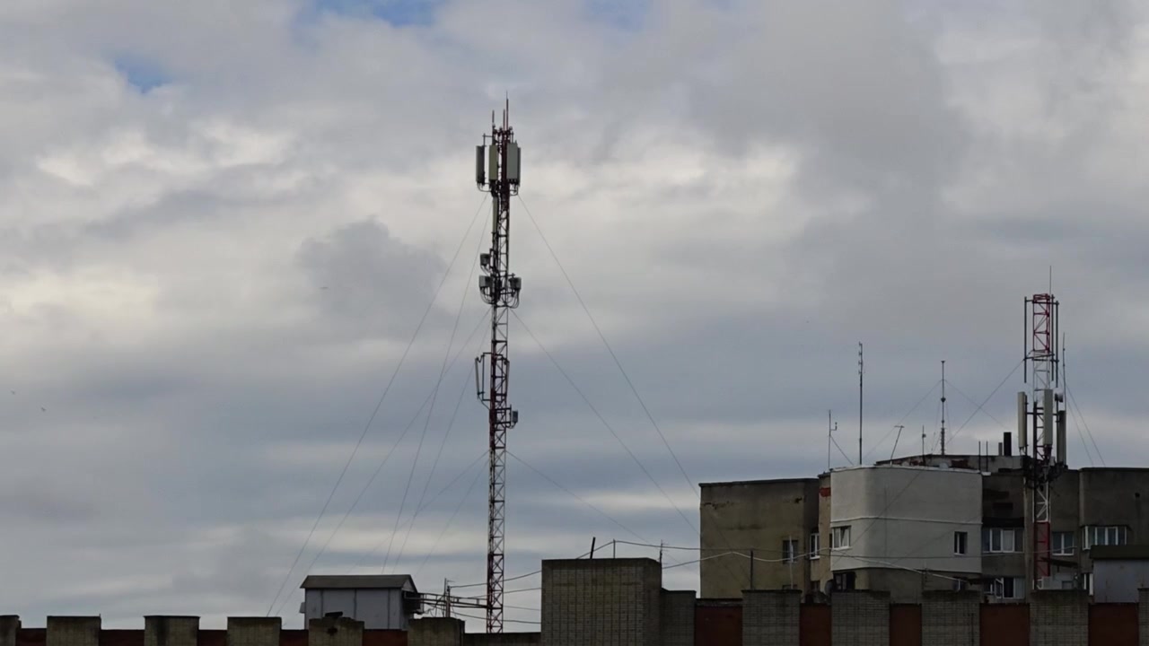 L'antenna 5G sul tetto della casa. Ripresa in time-lapse