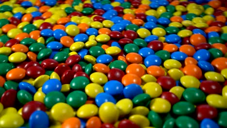 dulces de colores deiciosos y deliciosos cerca de la mesa giratoria