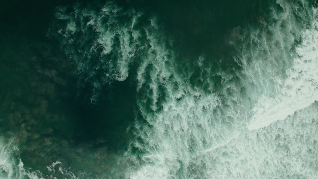las poderosas olas del océano