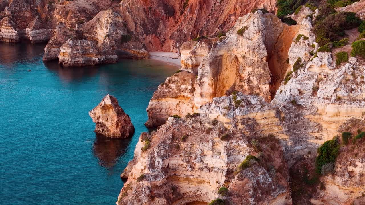 Esplora le scogliere costiere e le acque blu del Portogallo al tramonto