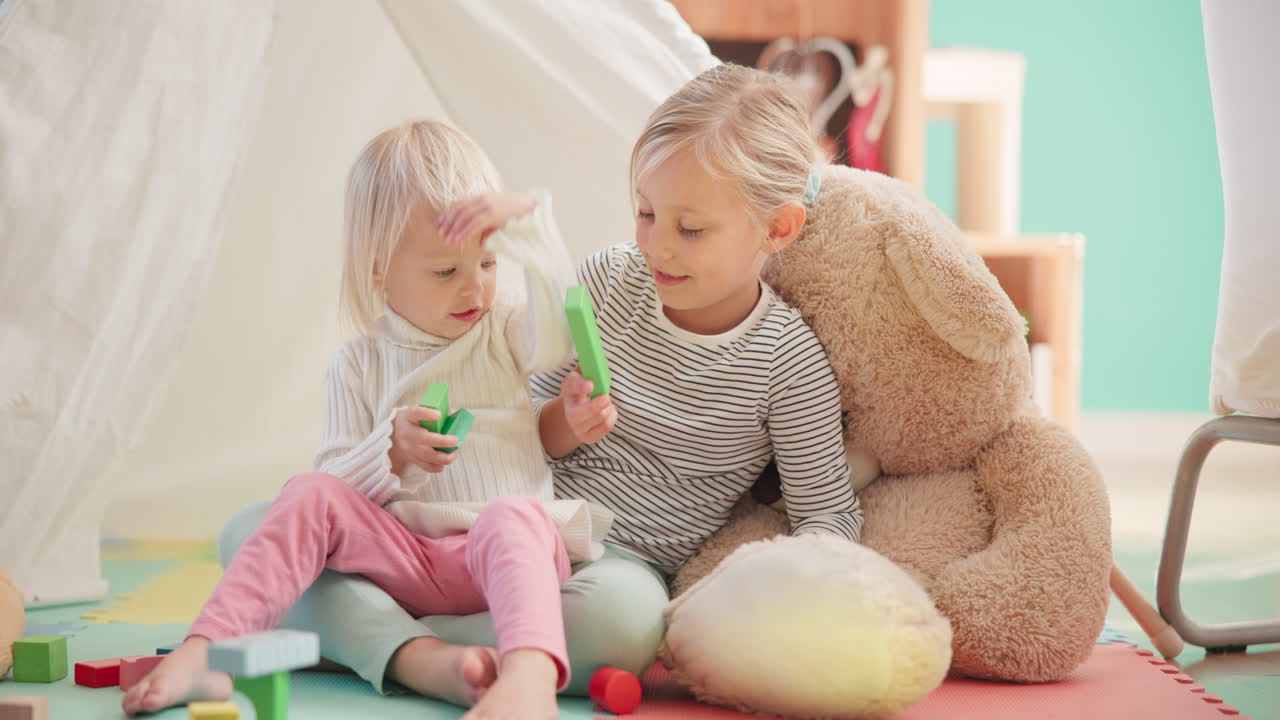아이 들, 장난감 과 집 에서 함께 노는 것