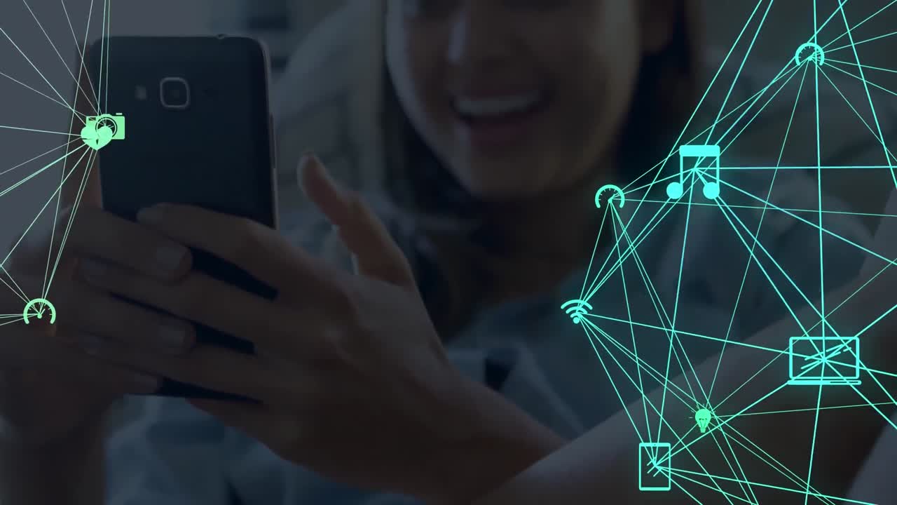 globo de iconos digitales contra mujeres que usan teléfonos inteligentes