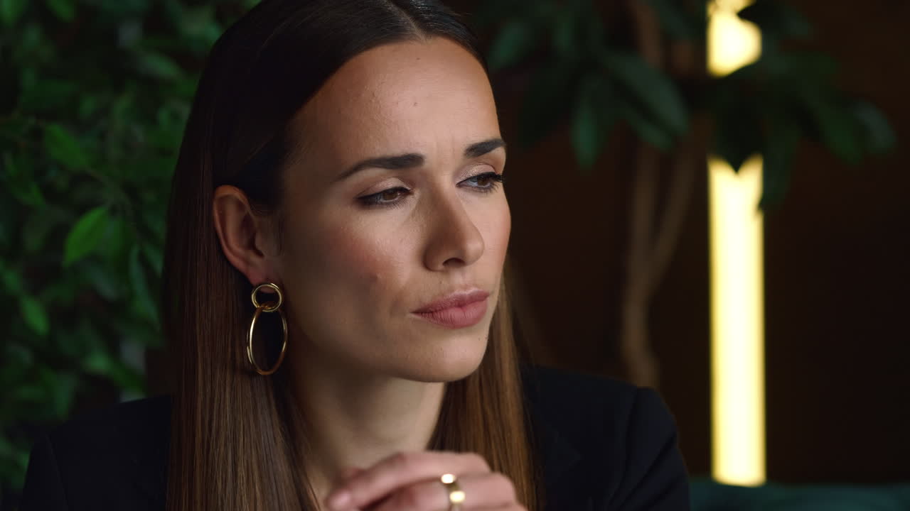 mujer de negocios sentada en el sofá en un lugar de trabajo remoto. mujer bonita posando cámara