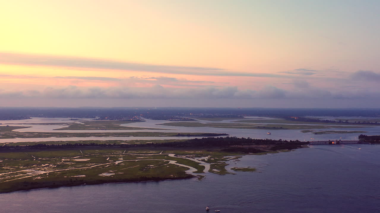 뉴욕 포인트 룩아웃에서 화려한 분홍색으로 칠해진 일몰 하늘까지 팬