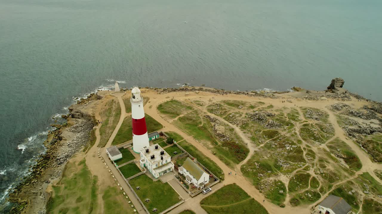 포틀랜드 빌 그림 같은 도싯 줄무늬 등대 랜드마크 쥬라기 해안 위의 조감도 아래로 공중 기울기