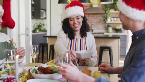 Fröhliche-Gruppe-Verschiedener-Freunde,-Die-Das-Essen-Zur-Weihnachtszeit-Feiern