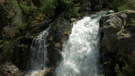 Hermosa-Cascada-Junto-Al-Ponte-Da-Misarela-Ubicada-En-El-Parque-Nacional-De-Geres,-Portugal