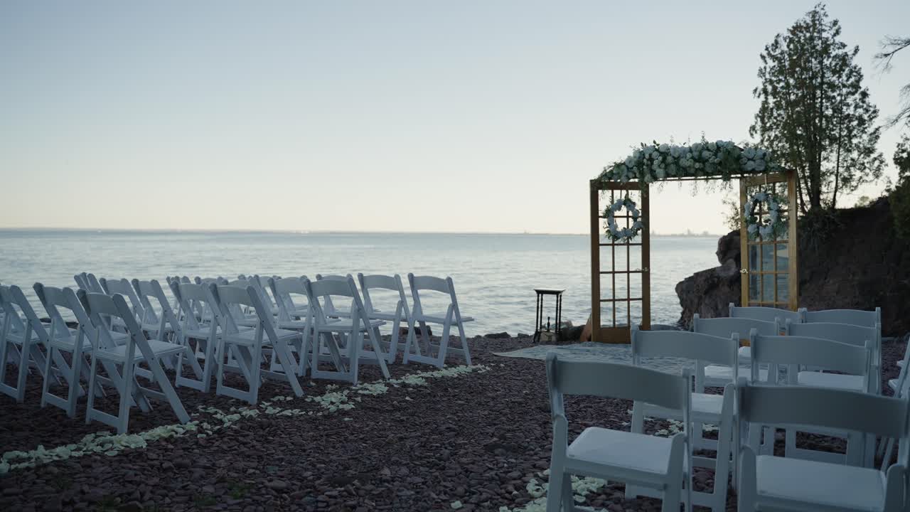 Ispirazione per cerimonia di matrimonio in riva all'oceano o al lago