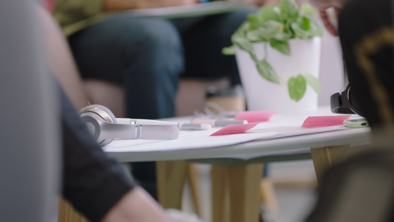 모바일 기술을 위한 피트니스 앱 소프트웨어를 개발하는 엔지니어들이 스타트업 사무실 회의에서 아이디어를 공유하는 솔루션 디자인 브레인스토밍