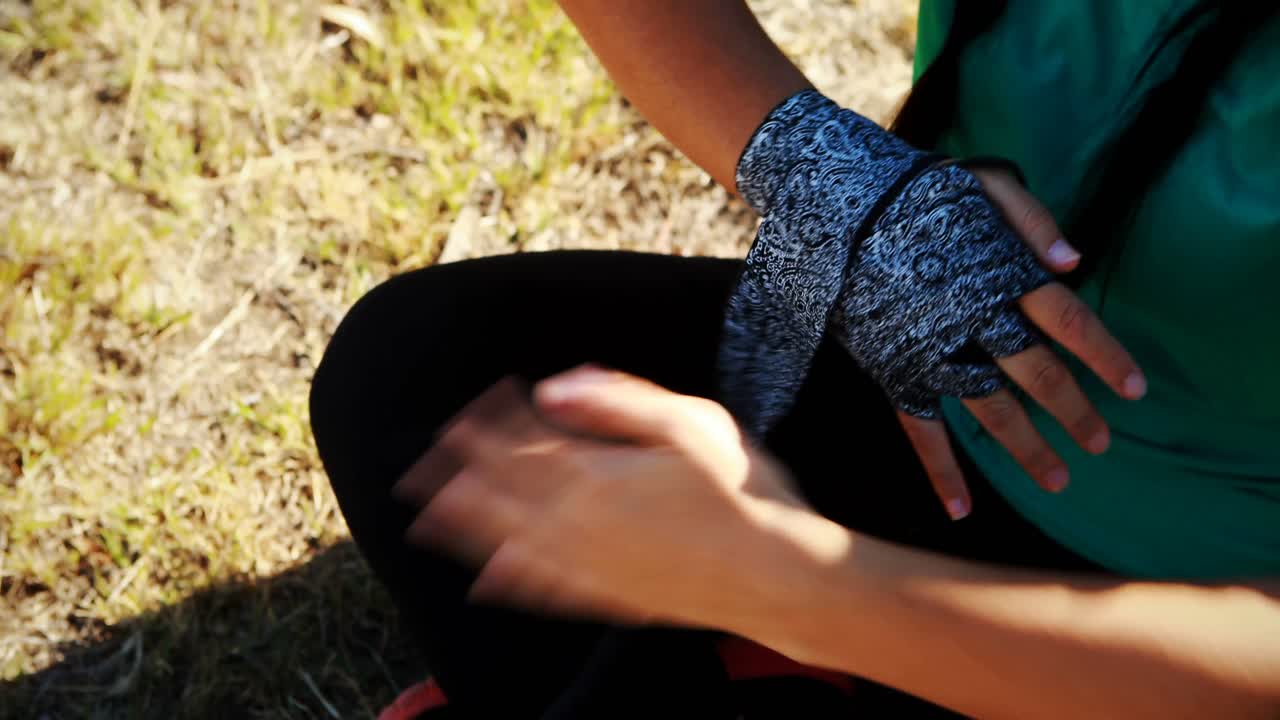 장애물 경주 중 손에 권투 밴드를 착용 한 십대 소녀