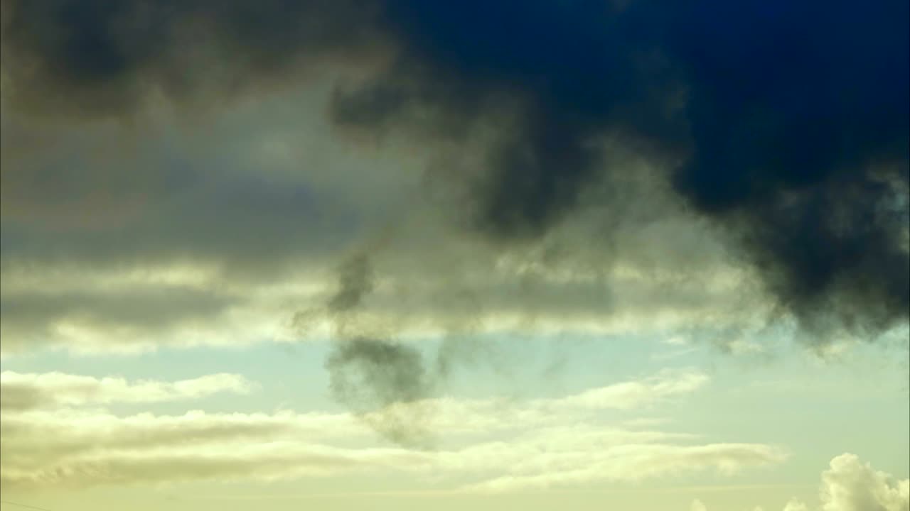 oscuro y dramático área de nubes de tormenta de fondo. lapso de tiempo. tormenta épica nubes tropicales al atardecer. lapse de tiempo 4k uhd.
