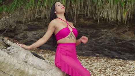 en medio de la playa de la isla tropical de trinidad, una chica hispana en un bikini rosa brilla de felicidad.