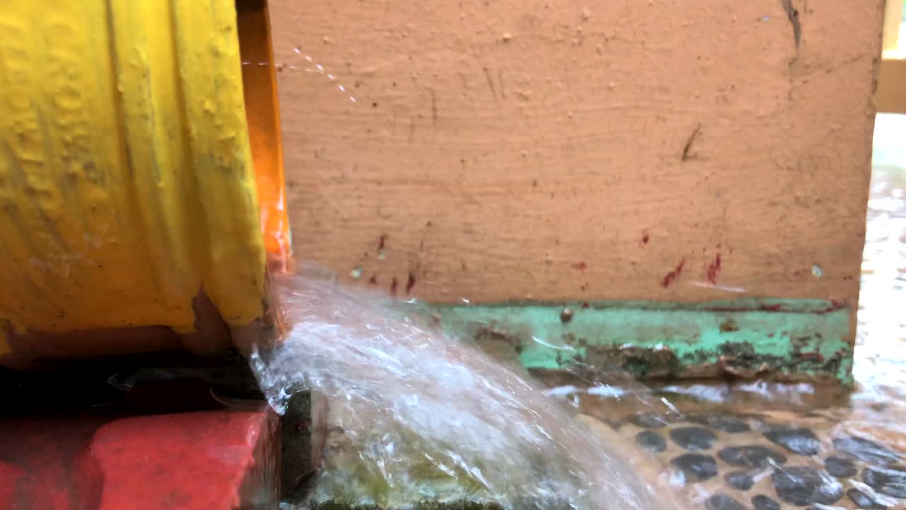 Acqua limpida che scorre lungo il tubo.