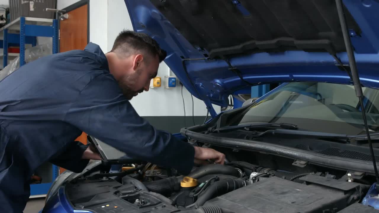 mecánico que hace una revisión general de un motor