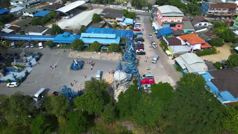 fotografía aérea frente al templo azul, en el soleado chiang rai, tailandia