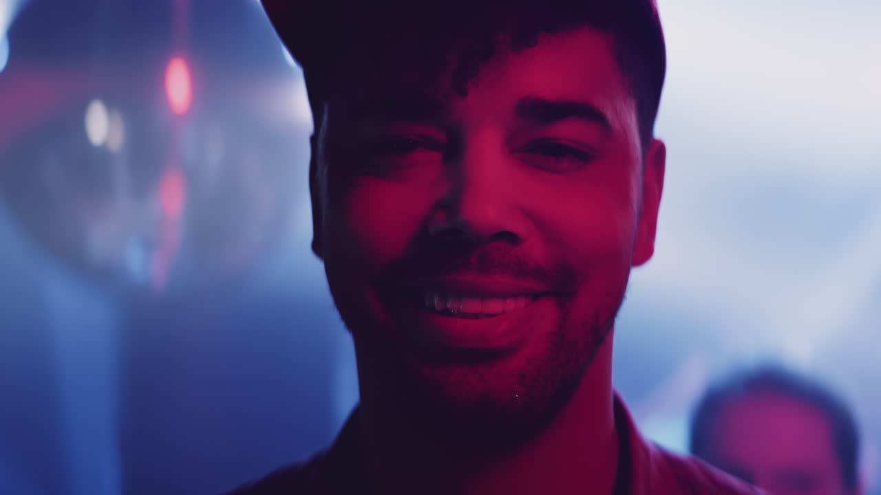hombre sonriendo en un club nocturno