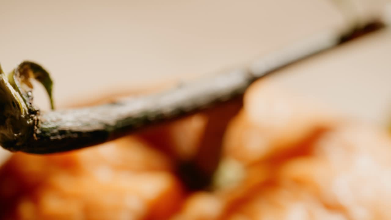 primer plano extremo del tallo de naranja con la cámara inclinándose y alejándose hasta que la pantalla se oscurece