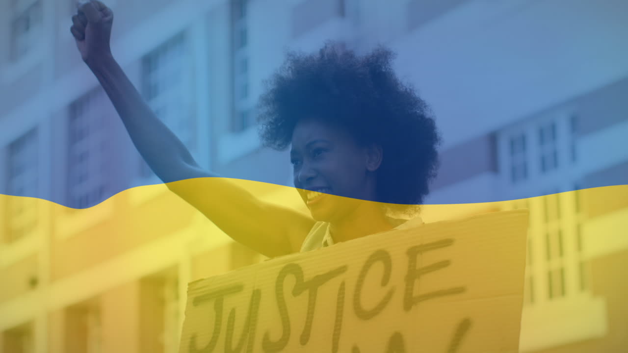 Afro-Amerikalı kadın protestocu üzerinde Ukrayna bayrağı animasyonu
