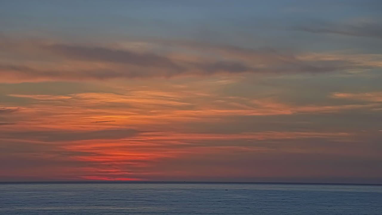 보트 항해와 바다 경치 위의 황금 시간 일몰 장면