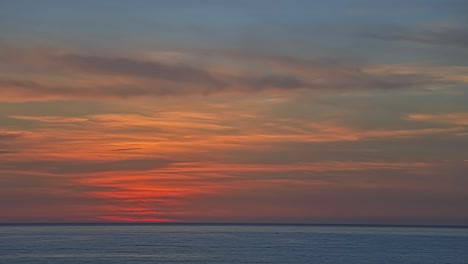 escena del atardecer de la hora dorada sobre el paisaje marino con barcos navegando