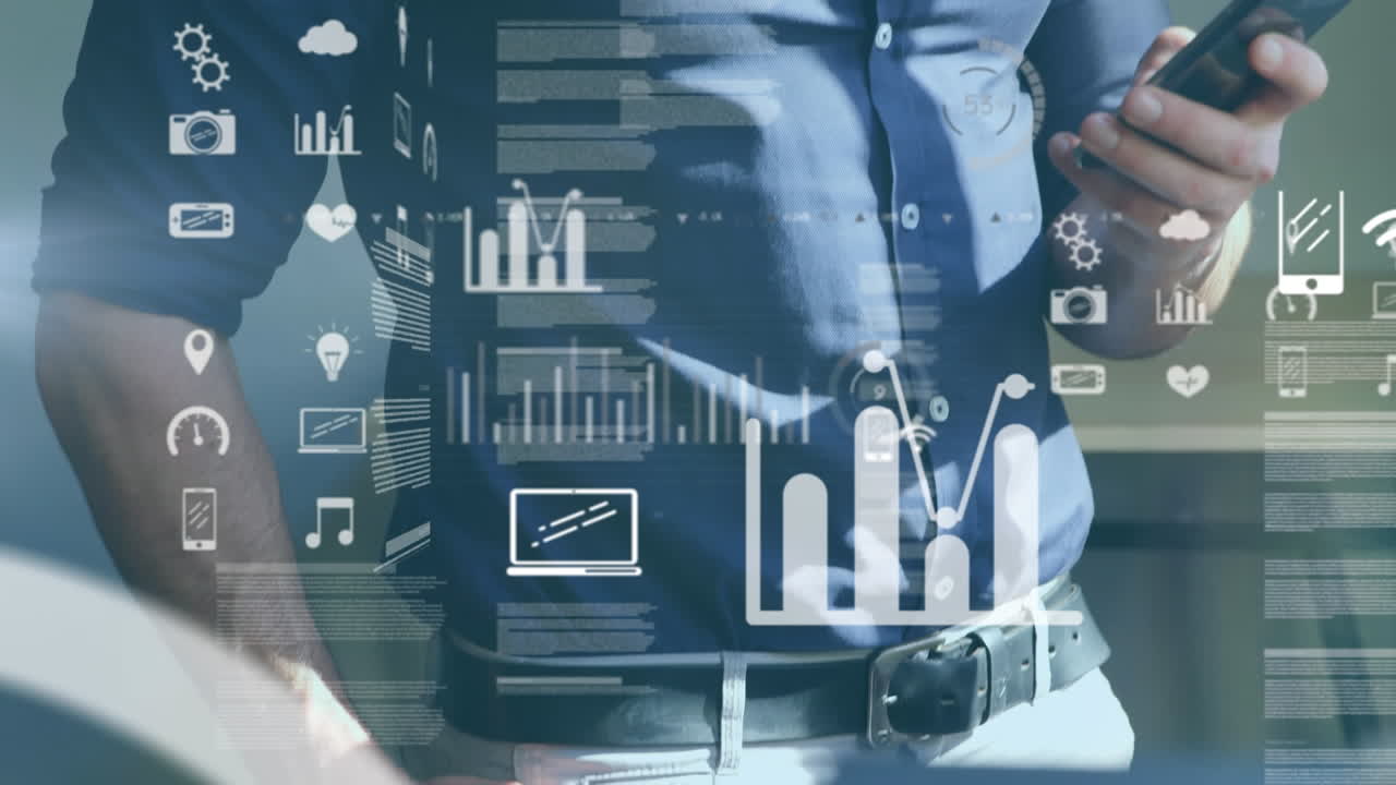 animación del procesamiento de datos sobre un empresario caucásico que usa un teléfono inteligente