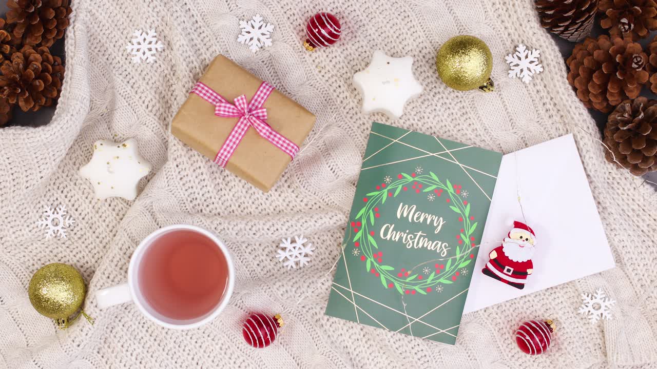 tarjeta de felicitación de navidad con velas, adornos y luces parpadeantes en el suéter.