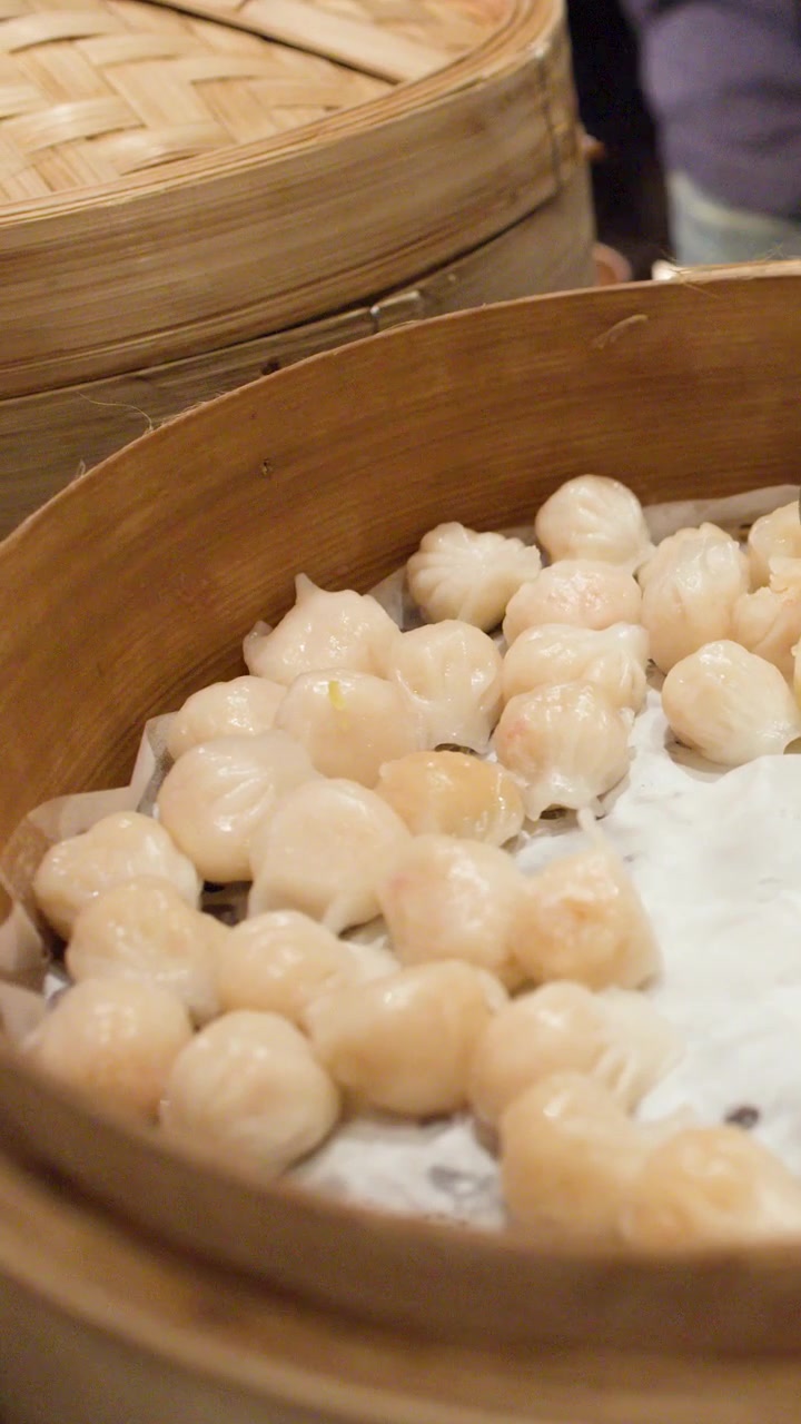 Menyajikan Dim Sum Kukus Segar dalam Kukusan Bambu