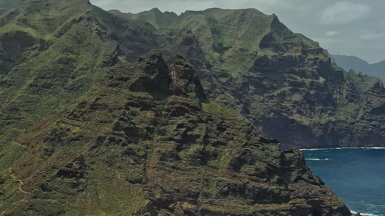 Esplorando i paesaggi aspri dell'isola di Tenerife in Spagna