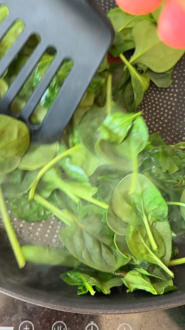 Saltare spinaci freschi in padella