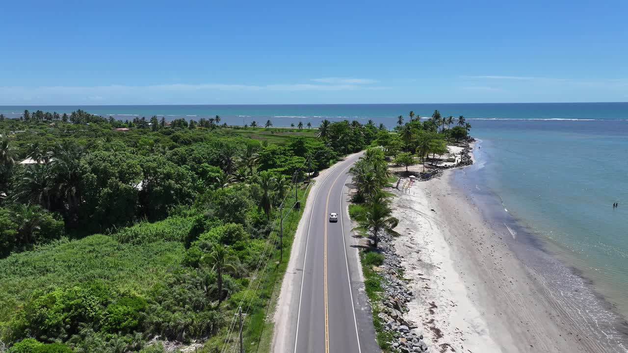 브라질 포르토 시모 바야의 해안 도로