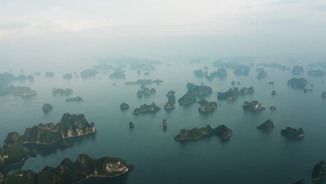 Antena-Sobre-Islas-En-La-Bahía-De-Ha-Long,-Vietnam