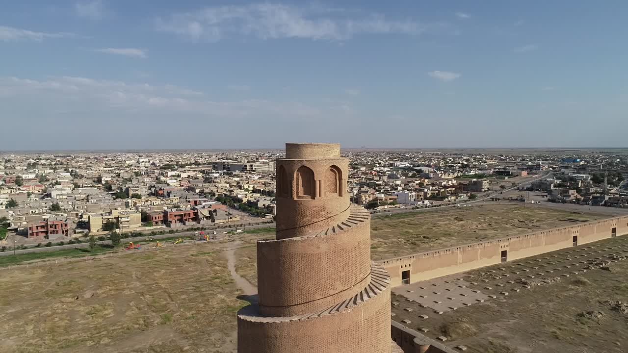 la gran mezquita de samarra se encargó en 848 y se completó su minarete, la torre malwiya