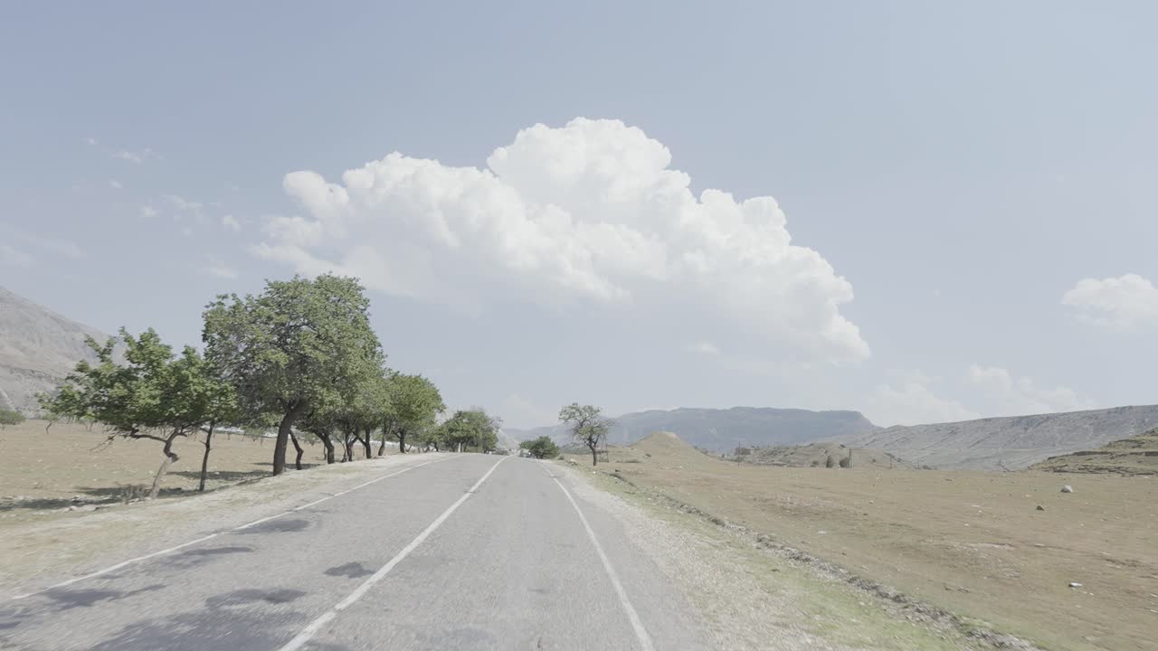나무 와 구름 이 있는 경치 좋은 산길