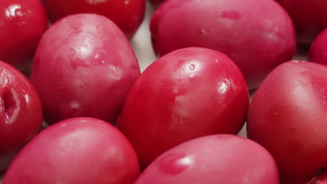 aceitunas verdes redondas en vinagre de grecia como fondo, vista de arriba. imágenes de alta calidad en 4k