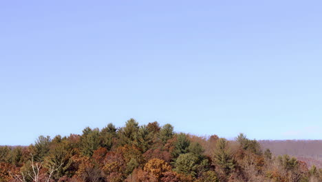 Paisaje-De-Las-Montañas-Apalaches-Con-Cielo-Azul-Y-árboles-En-Otoño