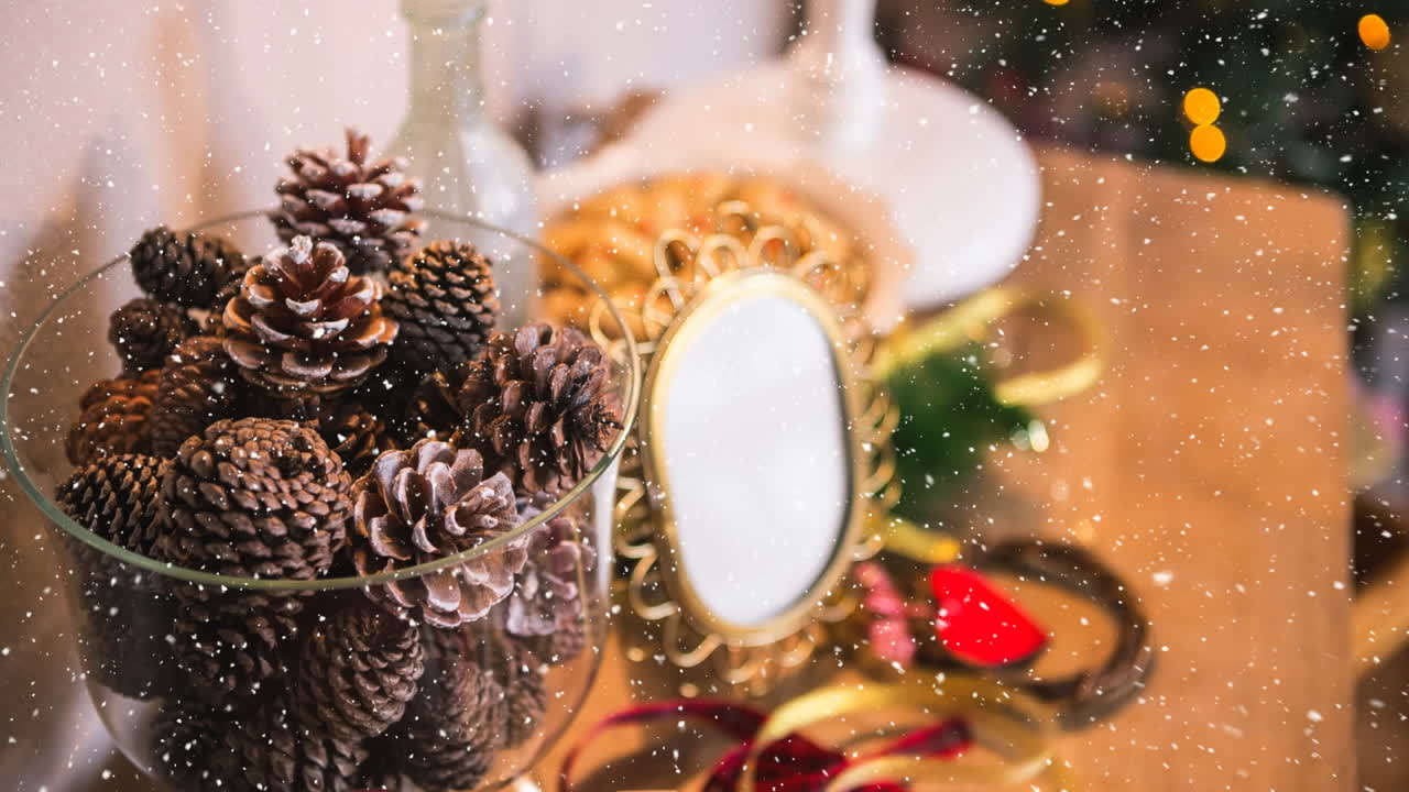 animación de la nieve cayendo sobre las conos de pino y la decoración navideña.