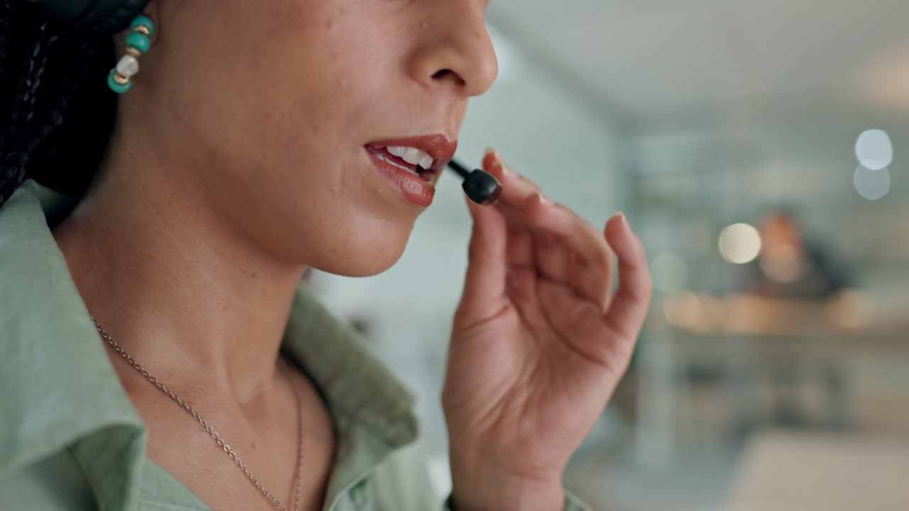 mujer, centro de llamadas y boca en consultoría