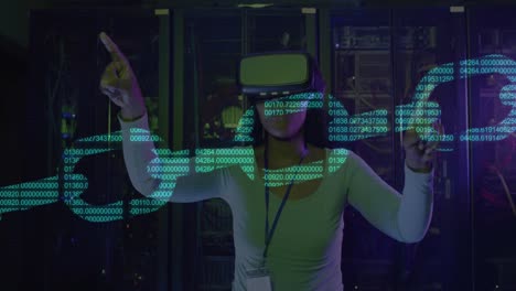 animación de una cadena digital sobre una mujer biracial usando auriculares vr en la sala del servidor