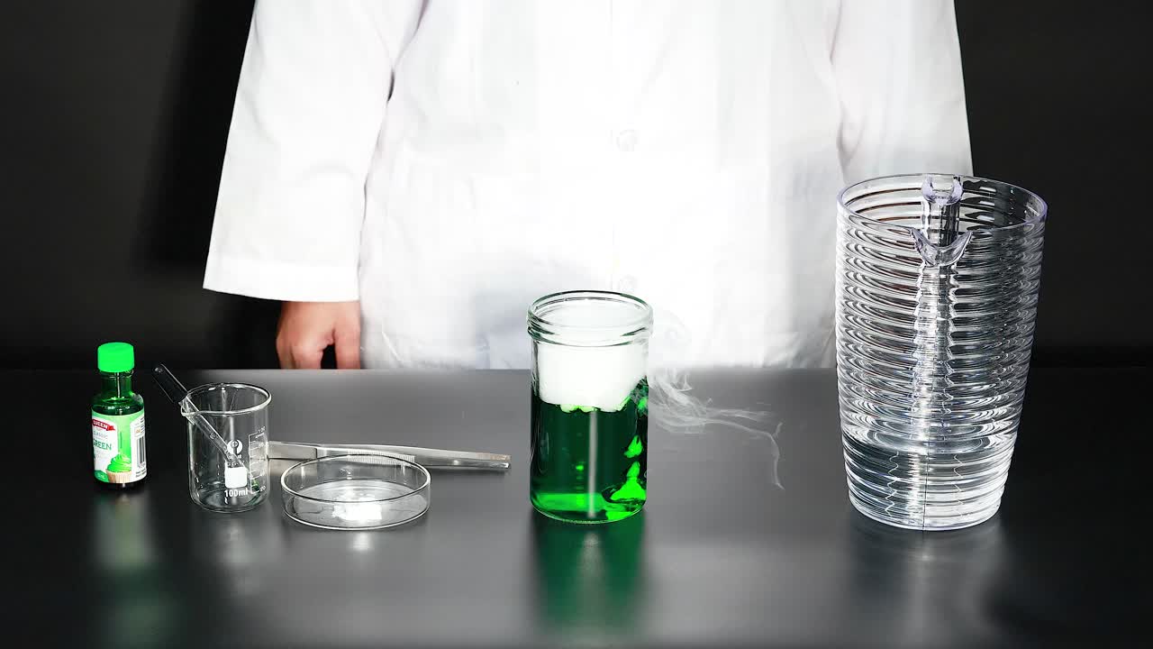 건조한 얼음과 액체로 거품을 만드는 것.